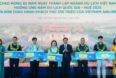 Mười hành khách may mắn được nhận vé khứ hồi hạng nội địa phổ thông.