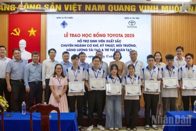 Công ty Ô-tô Toyota Việt Nam cùng các đại lý phối hợp với Bộ Giáo dục và Đào tạo triển khai và trao tặng Học bổng Toyota cho 123 sinh viên xuất sắc thuộc các chuyên ngành cơ khí, kỹ thuật, môi trường, trí tuệ nhân tạo của các trường đại học.