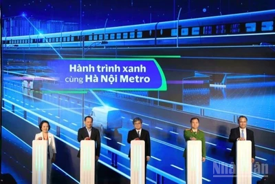 Đại diện lãnh đạo các cơ quan, đơn vị bấm nút khai trương hệ thống kiểm soát vé tự động trên tuyến đường sắt Cát Linh-Hà Đông.