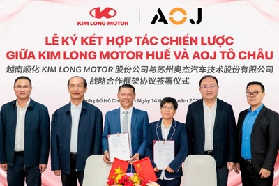 Lãnh đạo hai doanh nghiệp tại lễ ký kết. 