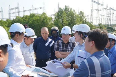 Chủ tịch Hội đồng thành viên Tổng công ty Điện lực Miền Nam Lê Văn Trang (áo carô) nghe báo cáo tiến độ thi công các dự án trên địa bàn tỉnh Cà Mau. 