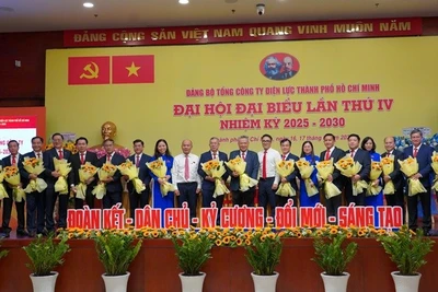 Ban Chấp hành Đảng bộ Tổng Công ty Điện lực Thành phố Hồ Chí Minh ra mắt Đại hội. (Ảnh: EVNHCMC)