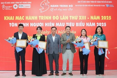 Đại diện ban tổ chức tri ân các đơn vị đồng hành. (Ảnh: CTV)