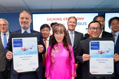 Ông Đinh Việt Phương, Tổng Giám đốc Vietjet (phải) và ông Benoît de Saint-Exupéry, Phó Chủ tịch cấp cao phụ trách Kinh doanh máy bay thương mại của Airbus (trái) trao thỏa thuận đặt hàng 100 máy bay A321neo mới.
