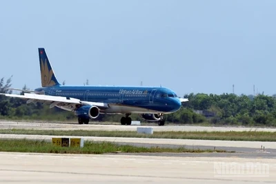 Chuyến bay VN7569 của Vietnam Airlines, hành trình Hà Nội-Cam Ranh đã phải chuyển hướng hạ cánh xuống sân bay Đà Nẵng để hỗ trợ, cấp cứu hành khách có dấu hiệu bất thường về sức khỏe.