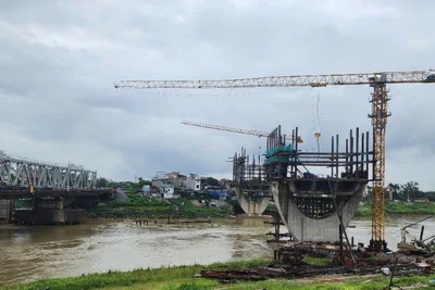 Hiện tại, nhà thầu thi công dự án nâng cấp tuyến vận tải thủy sông Đuống vẫn chưa thể triển khai những hạng mục chính, nguy cơ phải dừng thi công, bị “vỡ tiến độ”.