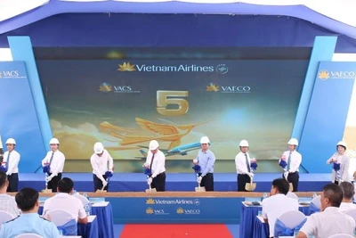 Các đại biểu thực hiện nghi thức khởi công 2 dự án hạ tầng tại Cảng Hàng không quốc tế Long Thành.