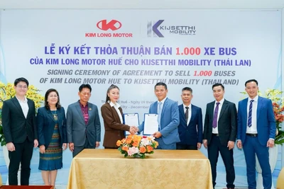 Đại diện hai doanh nghiệp ký kết thỏa thuận cung ứng 1.000 xe buýt các loại sang thị trường Thái Lan.