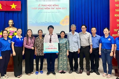 Đại diện EVNHCMC và các đơn vị trao học bổng "Thắp sáng niềm tin" đến em Nguyễn Đỗ Kim Long.