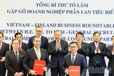 Tổng giám đốc Vietjet Đinh Việt Phương (phải, hàng trước) và Tổng giám đốc Airways Aviation, ông Alexandre Alves (trái, hàng trước) trao thỏa thuận hợp tác đào tạo nguồn nhân lực chất lượng cao cho ngành hàng không quốc tế.