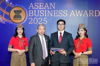 Ông Teo Siong Seng, Chủ tịch Hội đồng Tư vấn Kinh doanh ASEAN tại Singapore (thứ hai từ trái sang), chúc mừng và trao giải thưởng cho đại diện Vietjet.