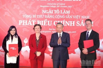 Tổng Bí thư Tô Lâm và Giáo sư Irene Tracey, Hiệu trưởng Đại học Oxford chứng kiến Phó Tổng giám đốc Vietjet Hồ Ngọc Yến Phương (ngoài cùng bên trái) và Giáo sư Myles Allen, Giám đốc Trung tâm Oxford Net Zero, ĐH Oxford (ngoài cùng bên phải) trao văn kiện công bố kết quả công trình nghiên cứu Net Zero Carbon.