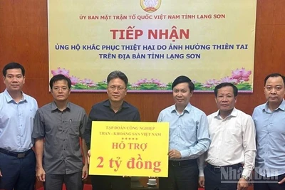Lãnh đạo TKV trao 2 tỷ đồng ủng hộ Lạng Sơn khắc phục hậu quả bão lũ.