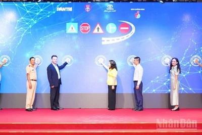 Các đại biểu nhấn nút chính thức khởi động cuộc thi Sáng kiến An toàn giao thông Việt Nam năm 2025.