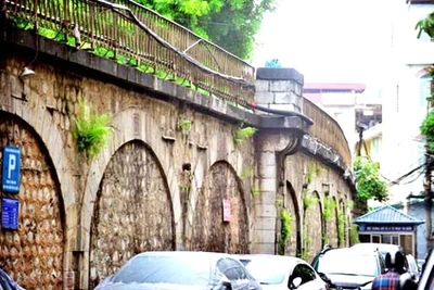 Đoạn tuyến cầu cạn dài gần 850m được kiến trúc kiểu vòm cuốn, gồm 130 vòm đánh số từ 2 đến 131.