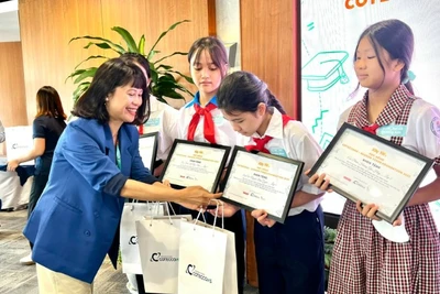 Đại diện lãnh đạo Coteccons trao học bổng, quà cho các em học sinh.