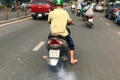 Phương tiện giao thông là một trong những nguồn gây ô nhiễm không khí lớn tại các đô thị lớn. (Ảnh: QUANG ĐỊNH)