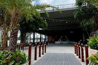 Hình ảnh nhà hàng Không Gian nhìn từ bên ngoài.