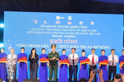 Các đại biểu cắt băng lễ khởi công công trình nhà máy thuỷ điện Trị An mở rộng.