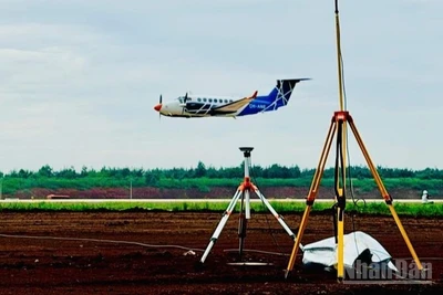 Lúc 6 giờ sáng 26/9/2025, chuyến bay kiểm tra hiệu chuẩn các hệ thống thiết bị dẫn đường, giám sát hàng không tại Cảng Hàng không quốc tế Long Thành đầu tiên đã tiếp cận vùng trời Long Thành, thực hiện các bài bay kiểm tra, hiệu chuẩn.