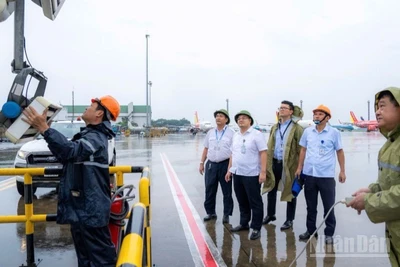 Lực lượng chức năng kiển tra việc chằng chống, neo giữ tài sản tại Cảng Hàng không quốc tế Nội Bài.