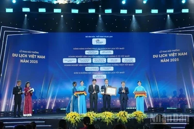Vietnam Airlines vinh dự đón nhận giải thưởng “Hãng hàng không phục vụ khách du lịch tốt nhất” tại Lễ trao Giải thưởng Du lịch Việt Nam 2025.