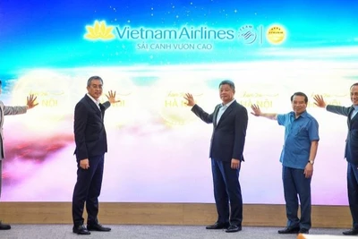 Các đại biểu thực hiện nghi thức khởi động chiến dịch “Chạm thu Hà Nội”.