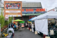 Không ngại trời mưa lạnh, bà con đến thưởng thức hương vị quê nhà và nhiệt tình hưởng ứng đợt quyên góp. Toàn bộ doanh thu của buổi bán hàng, gần 5 nghìn euro, sẽ được chuyển về nước để giúp đồng bào vùng bão lũ.