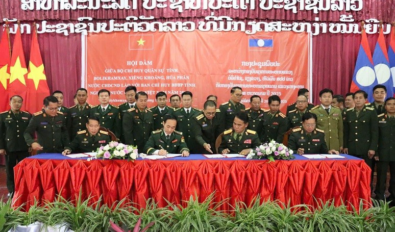 Các trưởng đoàn ký biên bản ghi nhớ.