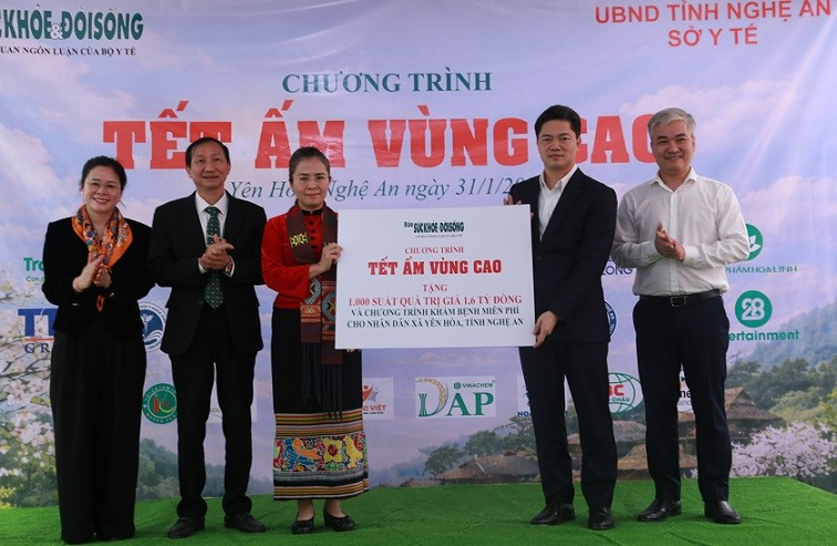 Tại Chương trình "Tết ấm vùng cao", Báo Sức khỏe & Đời Sống trao tặng quà cho bà con xã Yên Hòa với tổng trị giá khoảng 1,6 tỷ đồng.