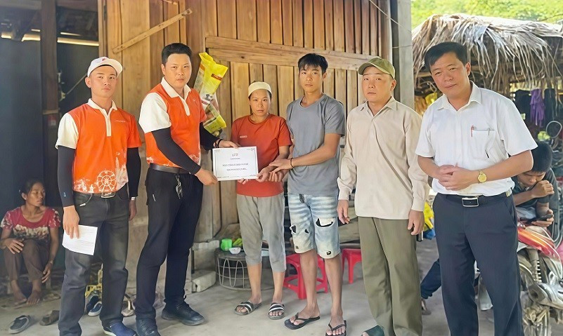 Quỹ Thiện Tâm trao 100 triệu đồng cho gia đình có người tử vong tại bản Hằm, xã Mường Chọng.