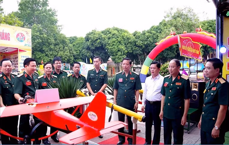 Thủ trưởng Bộ Tư lệnh Quân khu 4 tham quan trưng bày sáng kiến cải tiến kỹ thuật. (Ảnh: Báo Quân khu 4)