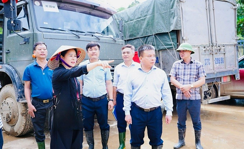Lãnh đạo ngành Y tế Nghệ An đã có mặt kịp thời ở các điểm nóng để chỉ đạo công tác xử lý môi trường, phòng chống dịch bệnh sau lũ.