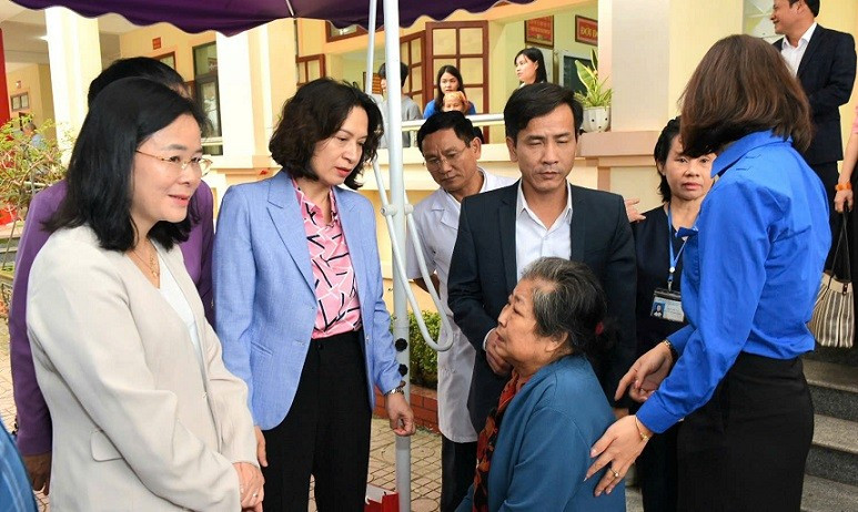 Thứ trưởng Y tế Nguyễn Thị Liên Hương cùng các đại biểu hỏi thăm tình hình sức khỏe người dân đến khám sàng lọc.