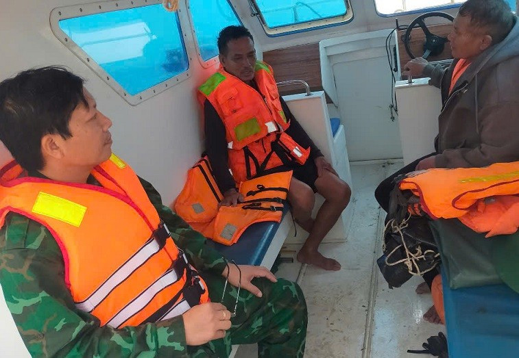 Các ngư dân bị nạn được đưa lên ca-nô cứu hộ an toàn.