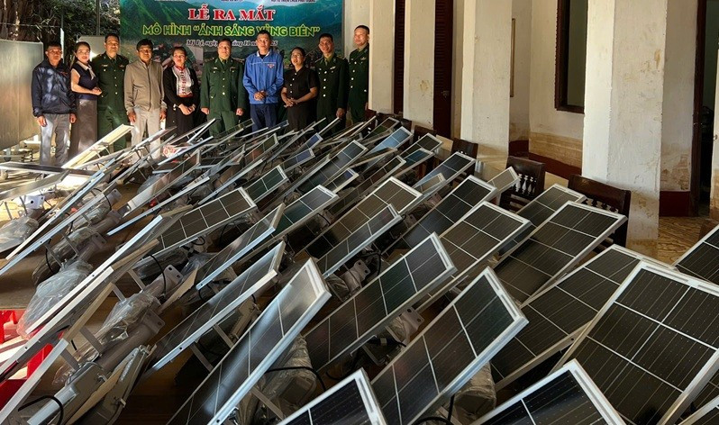 Lãnh đạo Đồn Biên phòng Mỹ Lý và địa phương trong lễ ra mắt mô hình “Ánh sáng vùng biên”.