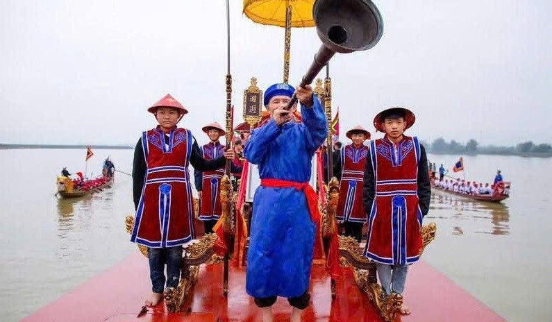 Nghi lễ rước trên sông tại Lễ hội Đền Thanh Liệt, nét đặc sắc trong không gian văn hóa sông nước vùng hạ lưu sông Lam.