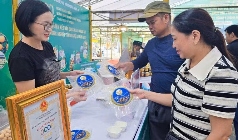 Chị Trần Thị Hậu đang giới thiệu sản phẩm chả dam OCOP cho khách hàng.