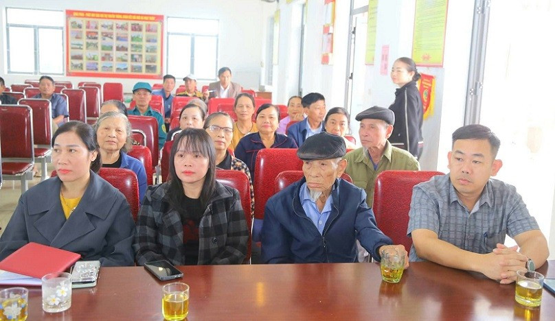 Cử tri cao tuổi Hồ Xuân Biểu (ngồi hàng đầu, đội mũ) chăm chú theo dõi hội nghị tiếp xúc cử tri trên địa bàn.