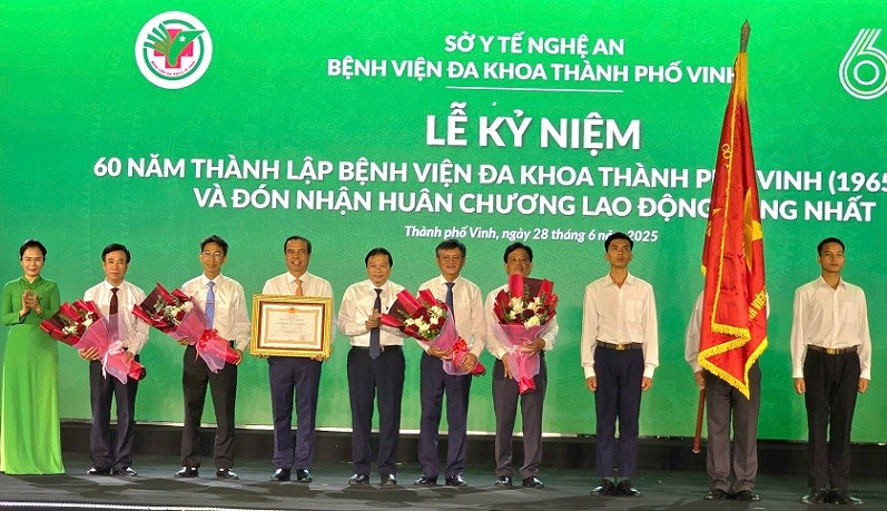 Lãnh đạo Bệnh viện Đa khoa thành phố Vinh vinh dự đón nhận Huân chương Lao động hạng Nhất.