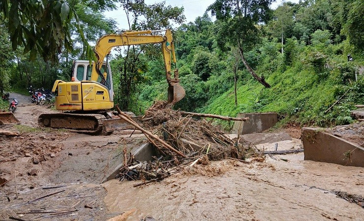 Đơn vị chức năng khắc phục những điểm sạt lở trên tuyến đường liên xã: Huồi Tụ- Na Loi-Keng Đu. (Ảnh: PỊT THỊ HÀ)
