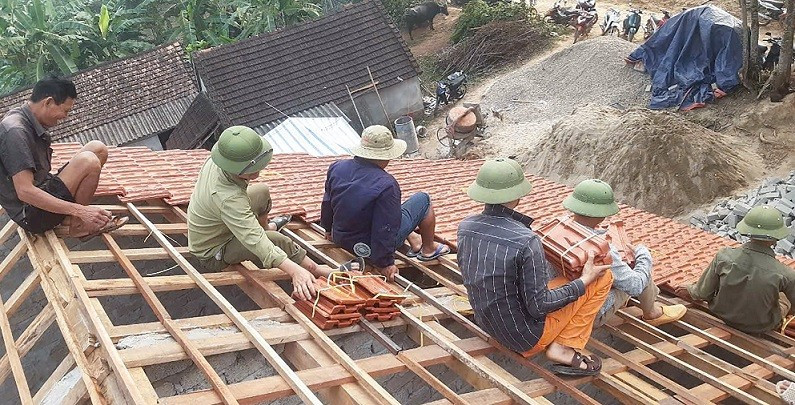 Người dân Thanh Chương hỗ trợ làm nhà cho người nghèo. (Ảnh: MAI HOA)