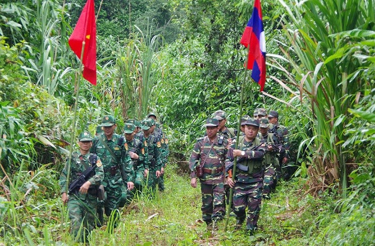Đội hình tuần tra của Bộ đội Biên phòng Nghệ An và Bộ Chỉ huy Quân sự tỉnh Hủa Phăn.