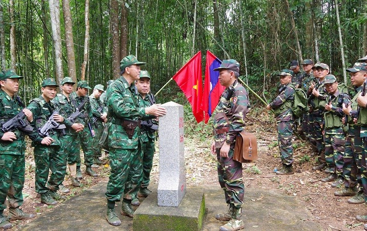 Hai đội trưởng trao đổi tình hình liên quan đến an ninh biên giới ngay tại cột mốc.