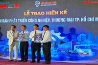 Ban tổ chức trao hiến kế đến lãnh đạo Ủy ban nhân dân Thành phố Hồ Chí Minh.