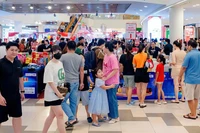 Người dân vui chơi, mua sắm tại Trung tâm thương mại SC VivoCity.