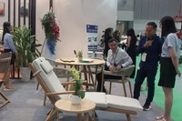 Tham quan những sản phẩm đồ gỗ và nội thất xuất khẩu tại một triển lãm ở Thành phố (Ảnh: CTV)