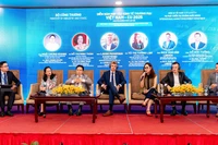 Các chuyên gia và đại diện doanh nghiệp tham gia phiên tọa đàm tại Diễn đàn.