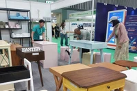 Khách tham quan, tìm hiểu những sản phẩm đồ gỗ và nội thất xuất khẩu tại một hội chợ tổ chức ở thành phố trong năm 2025. (Ảnh CTV).