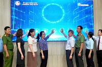 Lãnh đạo Ủy ban nhân dân phường Chợ Quán và đại diện GTel bấm nút chính thức vận hành các thiết bị ứng dụng AI tại phường.